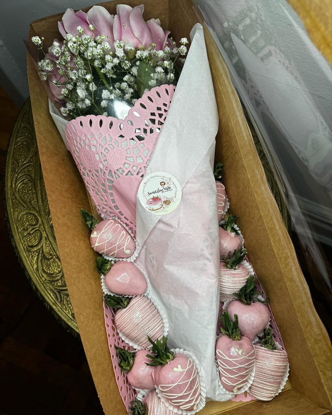 Pink rose bouquet with strawberries